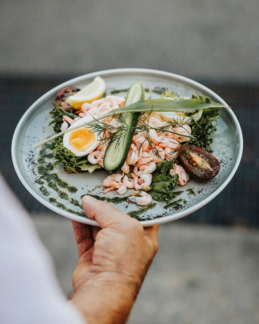 Barmeny är här 🍴☀️
Fräscha smaker, kalla drinkar och perfekta små rätter för sköna kvällar på uteserveringen.
Psst… boka bord för att säkra din plats.