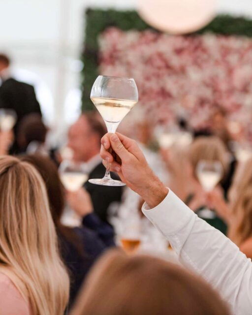 💍 Säg JA till Herrgårdsbröllop!
Sommartält, glittrande sjöutsikt, gröna gräsmattor och porlande fontän, om du drömmer om ett sommarbröllop har du hittat rätt! ✨
Kontakta vår bröllopskoordinator och börja planera er drömdag idag!