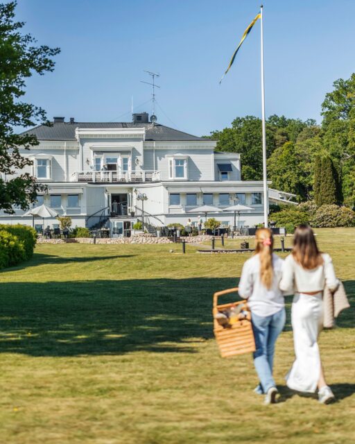 Våren är här! 🌸 
Ta med vännerna och njut av en riktig herrgårdsidyll!