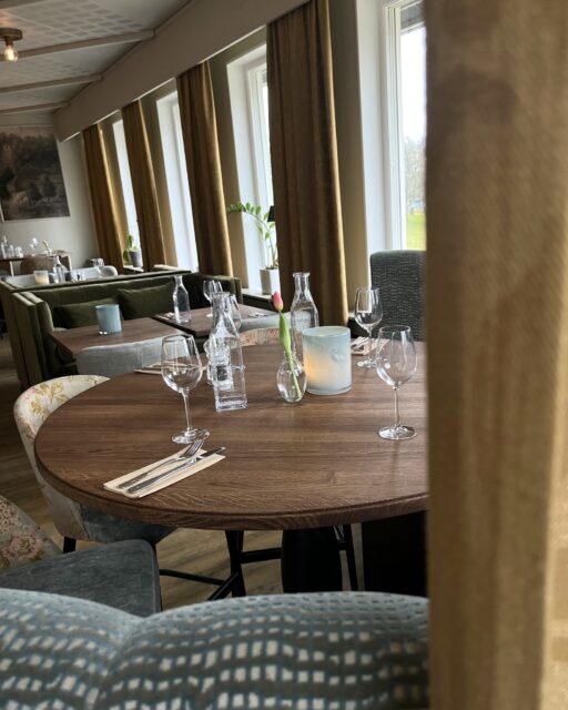 Glad påsk! 🌷 
Vår totalrenoverade restaurang har nu öppnat sina dörrar, redo att bjuda in till en smakfull påskfest. Njut av smakfulla påskluncher och stämningsfulla middagar i en ny miljö fylld av vårkänsla och sjöutsikt.