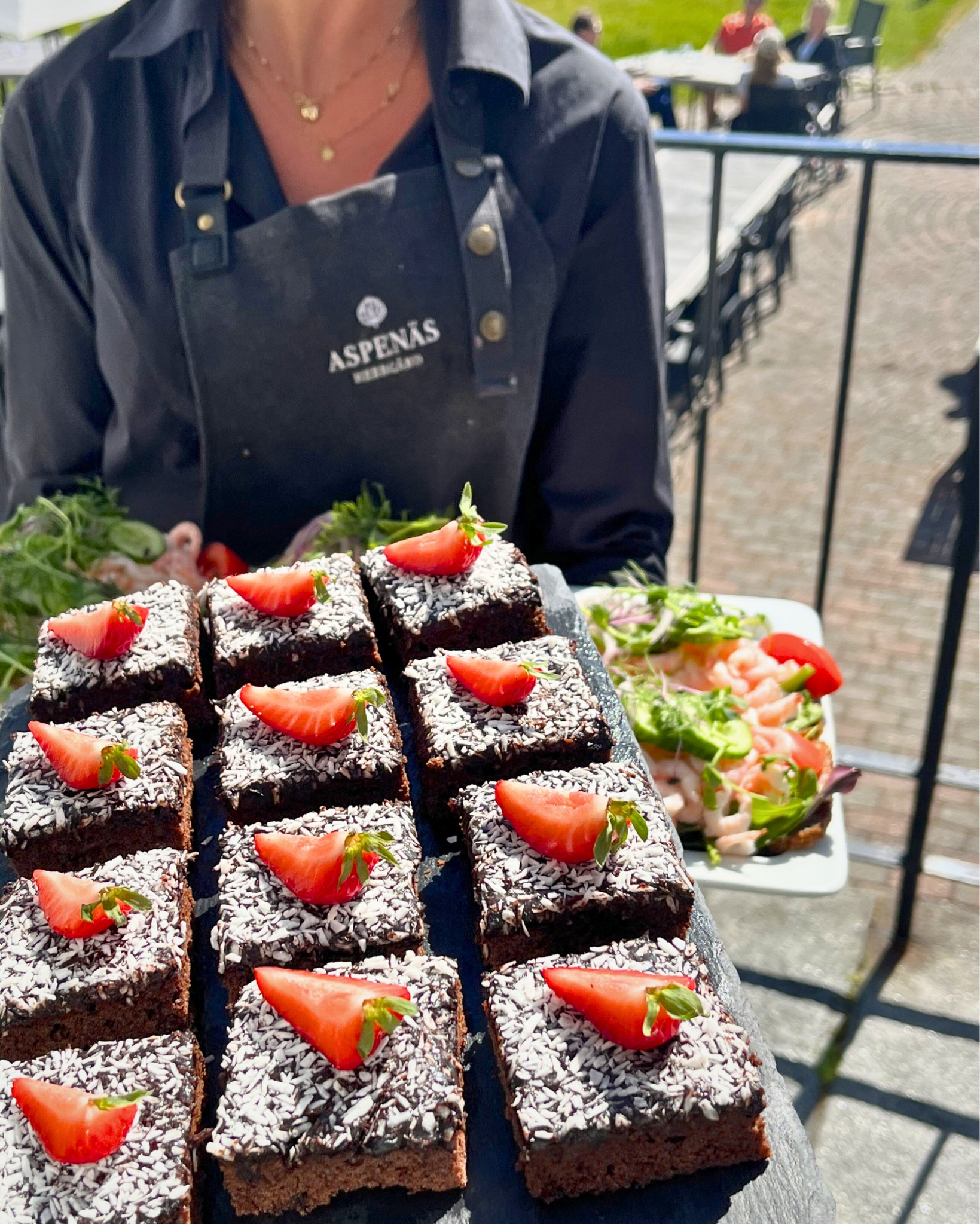 Herrgårdscafét är öppet! ☕
Lördagar 12.00 – 16.00
Kom förbi och njut av en härlig fikastund, en enklare lunch eller njut av nygräddade våfflor 
När solen tittar fram kan du slå dig ner på vår uteplats och njuta av vårsolen. 

Varmt välkommen!