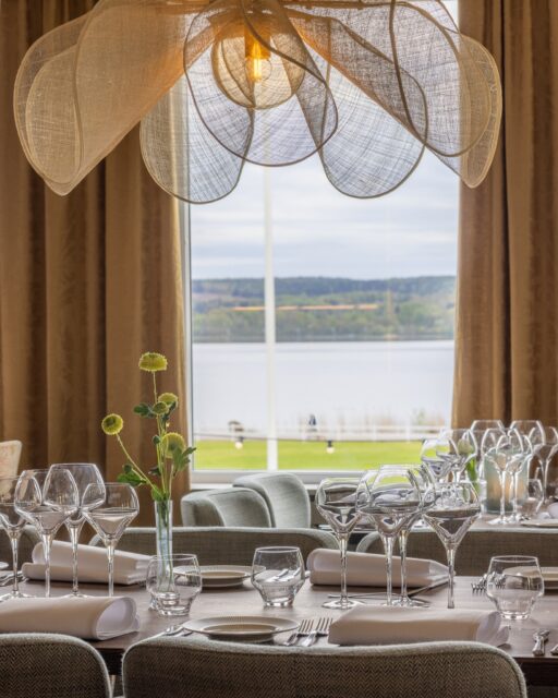 Kommer du ihåg mamma på söndag? 🌸 
Skäm bort henne med en lyxig 3-rätters buffé och fantastisk sjöutsikt i vår nya restaurang. 
Pris: 495:-