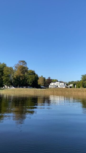 Upplev sjön Aspen 🚣
Hyr en kanot eller SUP och njut av sommaren på vattnet. 

Men kom ihåg det viktigaste, fikan! På Herrgårdscaféet hittar du massor av hembakade läckerheter att ta med på turen.

Välkommen! 🌿