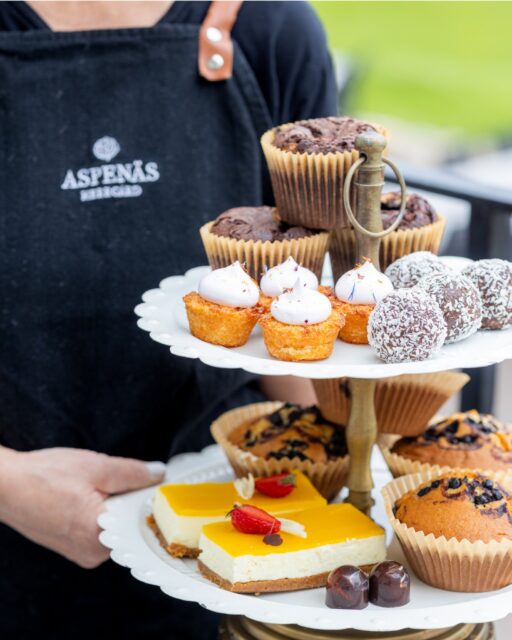 Hembakat smakar alltid bäst 🍰 
Möt vår konditor Bo, personen bakom alla våra nybakade godsaker. I vårt herrgårdscafé hittar du hans fantastiska bakverk, nybakade varje dag.

Caféet har öppet dagligen kl.12.00–17.00 fram till 9 augusti.

Välkommen in på en fika!