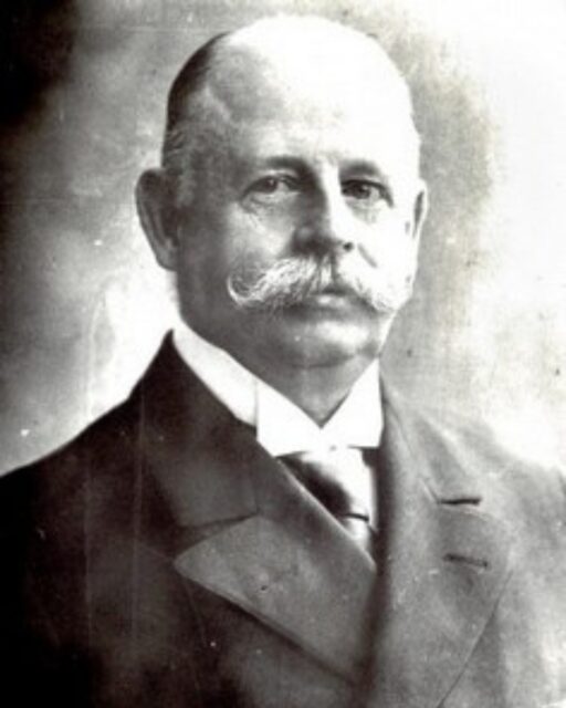 År 1895 tager herr Arthur Seaton Aspenäs i besittning och en ny blomstringstid begynner 🌸

Grosshandlaren Arthur Seaton köper Aspenäs Herrgård och inleder en ny och lysande tid för egendomen. Under hans tid blir herrgården en plats för storslagna tillställningar, dit gäster ur societeten och kungligheter bjuds in.

Gården utvecklas till en mönstergård med hästar och kor av högsta kvalitet, samtidigt anläggs parker och trädgård i engelsk stil. Än idag syns spår av detta, inte minst i den ståtliga allén som leder fram till herrgården 🌳

Flera spår efter Seaton finns fortfarande kvar, mer om det längre fram.