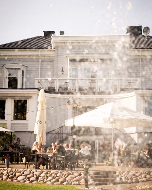 Food, music & fun! ☀️
Sommaren på Aspenäs har något för alla. Njut av stämningsfulla trubadurkvällar, härliga grillkvällar, mysigt herrgårdscafé, lyxiga middagar och en fantastisk miljö som passar både vardag och fest.
Vi har öppet varje dag – kom förbi, koppla av och njut av sommaren tillsammans med oss! 🌿✨
