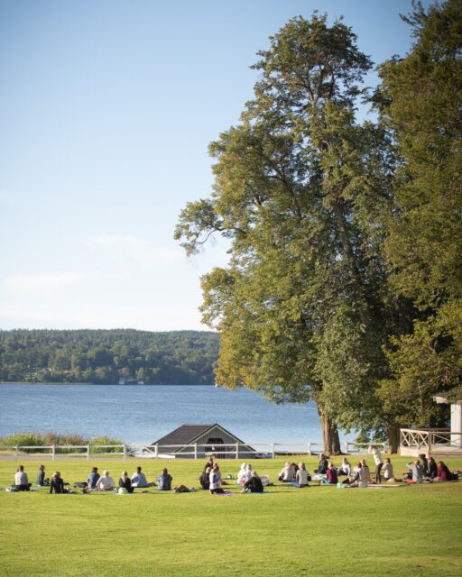 🧘‍♀️ Yoga under bar himmel! 💚

I slutet av juli och under augusti flyttar @actic_lerum ut yogamattan till vår gräsmatta. Yogan kommer vara gratis och öppen för alla som vill vara med.

Efter lördagspasset kan du dessutom unna dig vår generösa hotellfrukost. 🌿☀️

Yogan genomförs utomhus om vädret tillåter - om inte flyttar den in i Actics lokaler. Vi ses på mattan!